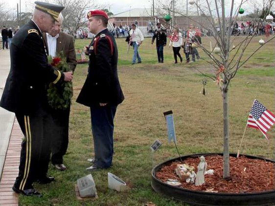 MG Murray helps Sfc Paul Smiths father Donald Pvirre place wreath on his tree at Warriors Walk