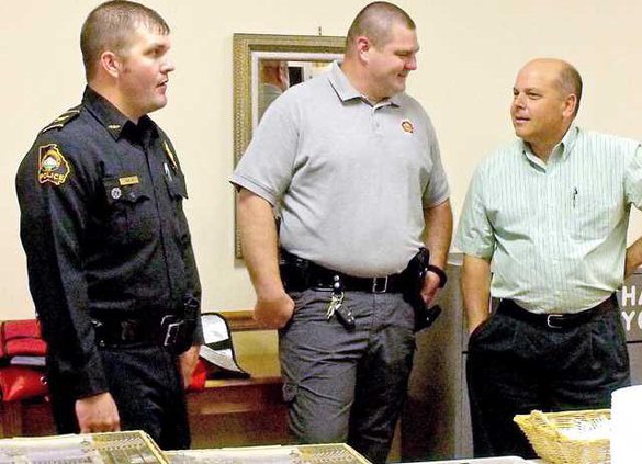 Chief TJ Gaskin and Sheriff Craig Nobles talk to a law officer at CATEN meeting
